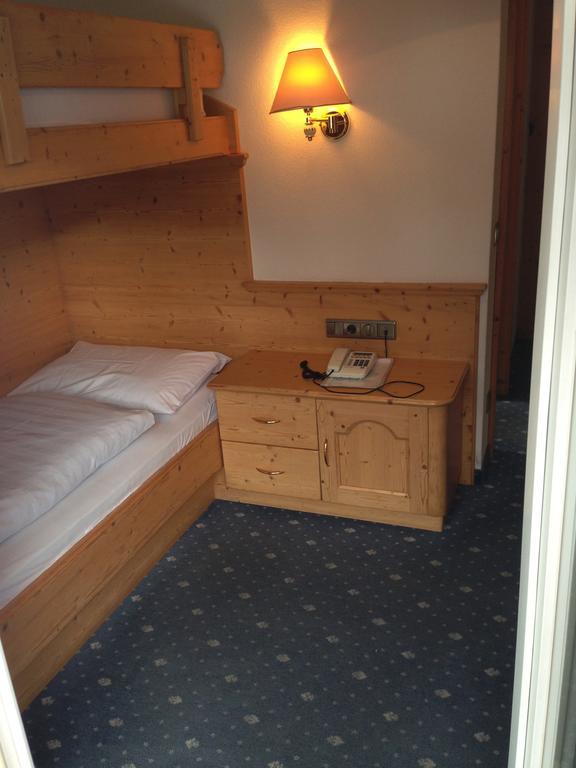 Hotel Silvana Wolkenstein in Gröden Zimmer foto